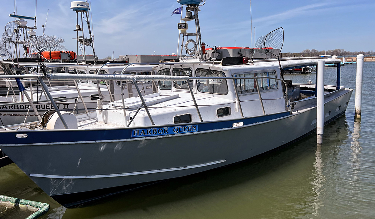 Photo of Harbor Queen boat at dock